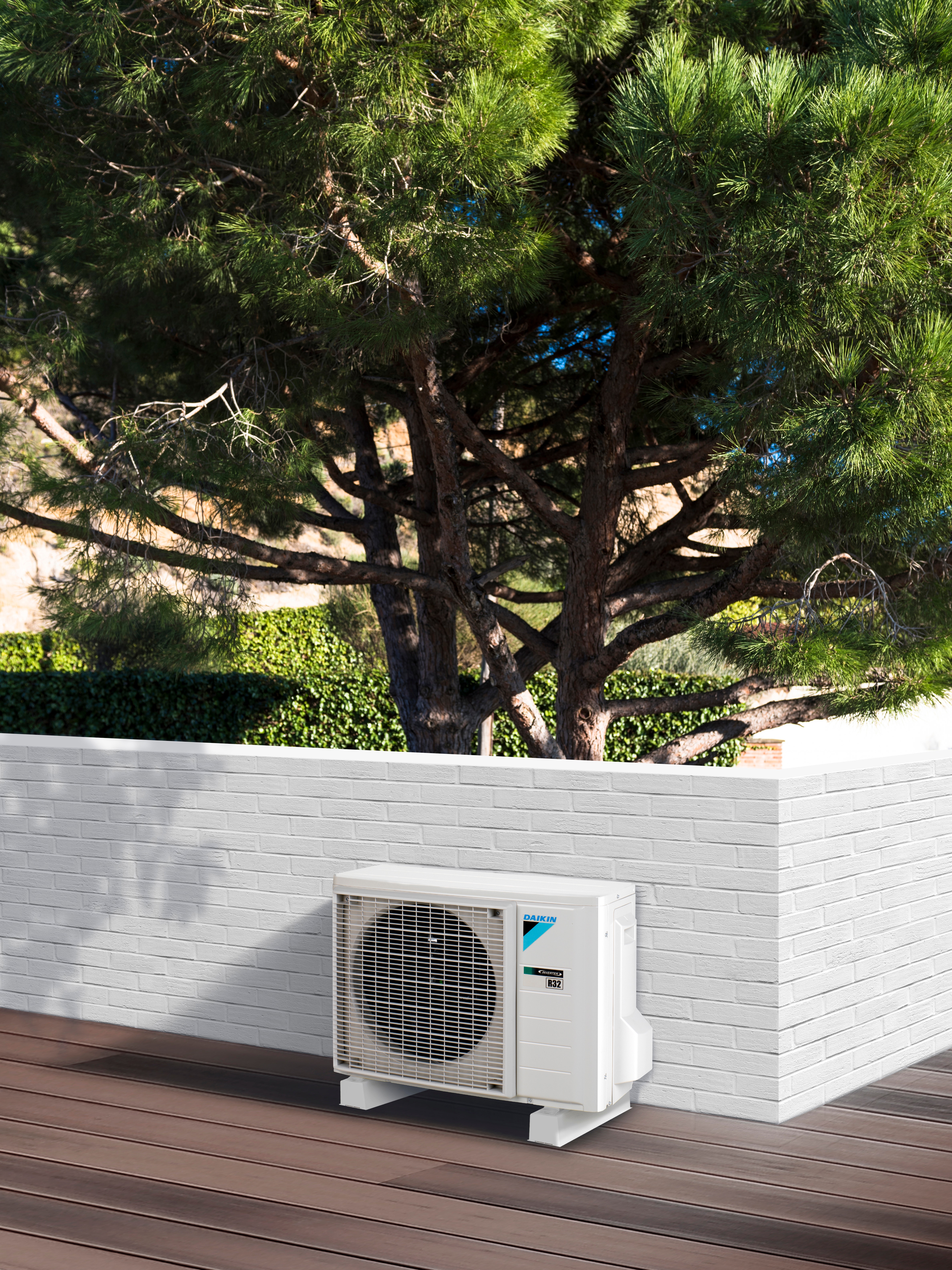 Udendørsenhed til klimaløsning står på en terrasse.