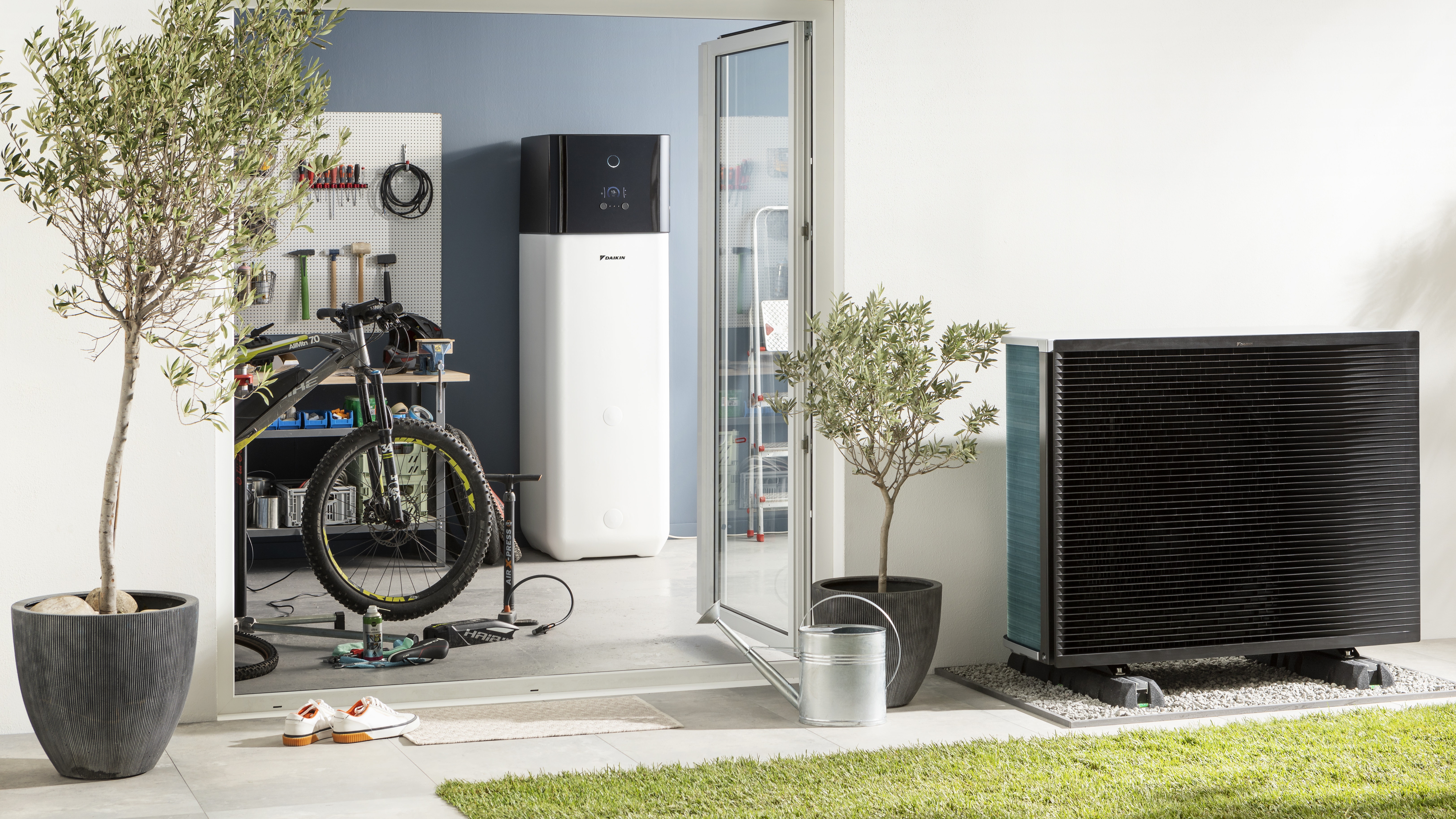 Et varmepumpesystems indendørs- og udendørsenhed