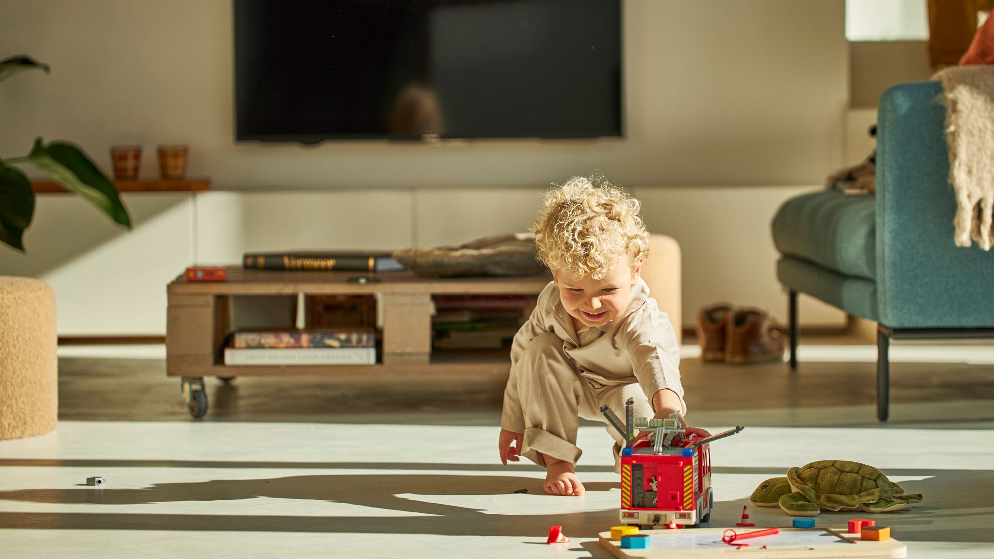 Et barn leger med sit legetøj.